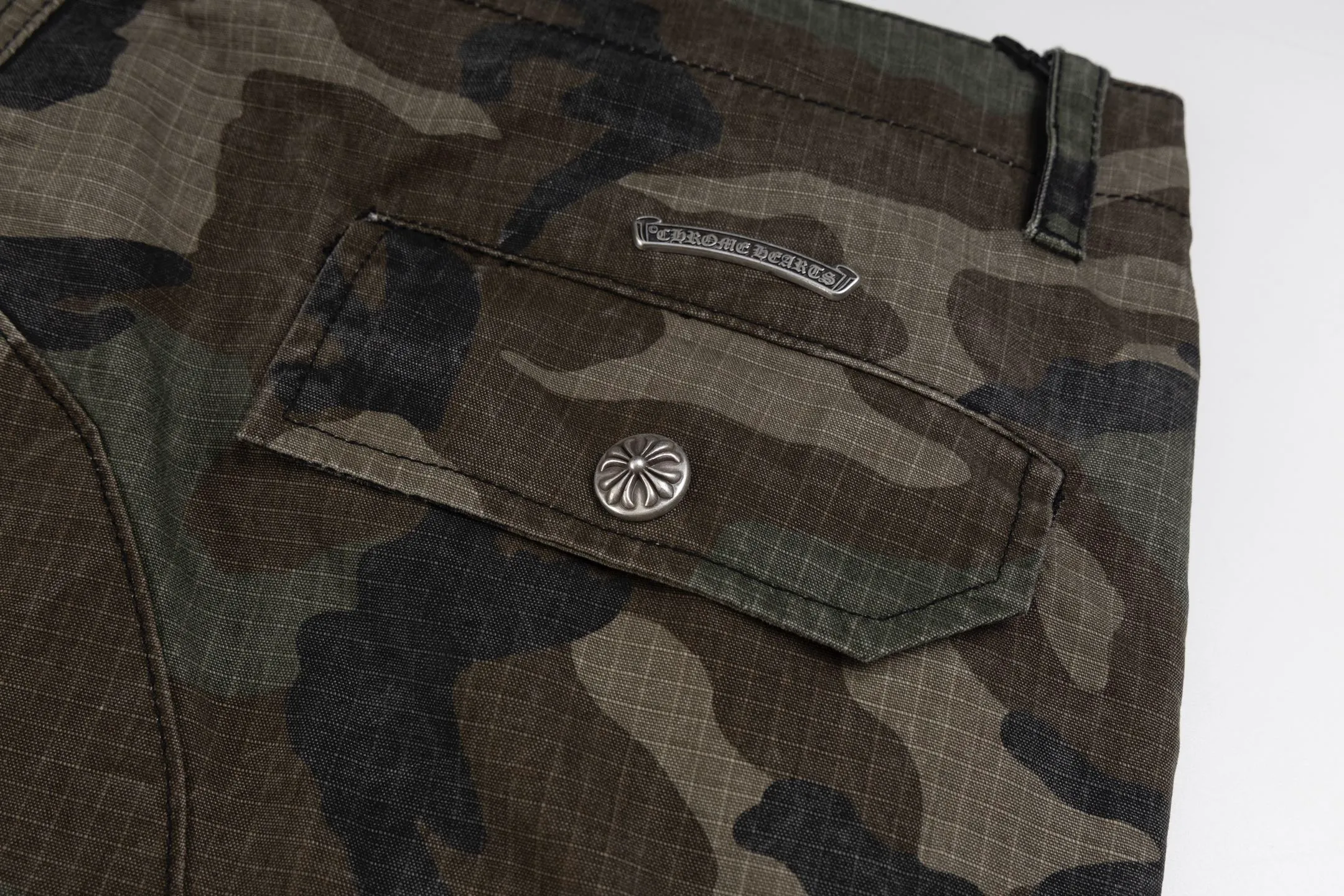 🅿️680 [Exclusive supply] CH Crow heart camouflage leather genuine antique silver work trousers. The fabric is made of custom-dyed fully divided camouflage, and the lining is CH jacquard lining. The minimum order is 1000 meters. There are 14 genuine antique silver hardware in the whole trousers. Half of the cost is spent on the hardware. The leather is made of imported lambskin, and the edge is made by hand. The embroidery on the waist is imported Tajima machine, precision embroidery. Size:32/34/36